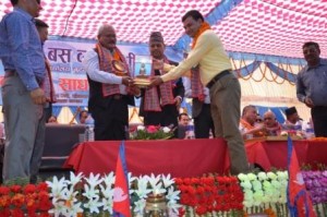 पश्चिम नेपाल बस व्यवसायी संघद्धारा बिभिन्न  व्यक्तिहरुलाई सम्मान